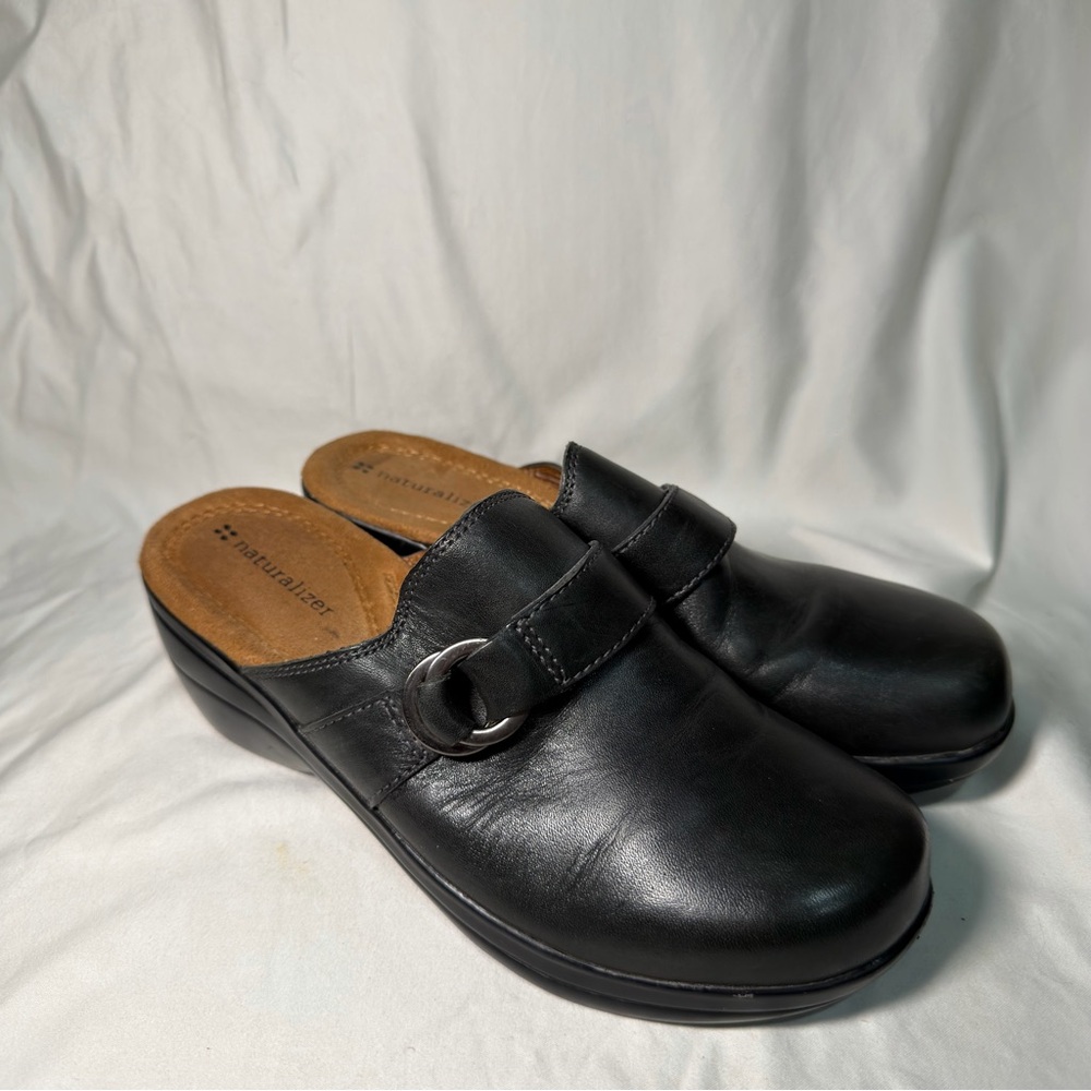 Naturalizer Black Leather Slip-On Clogs - size